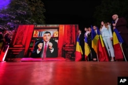 Националистическият кандидат за президент Джордже Симион се обръща към избирателите си след края на първия тур от президентските избори в Румъния, 4 май 2025 г.