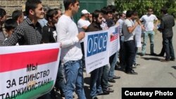 Бадахшониҳои гирдиҳам омада дар назди сафорати Тоҷикистон дар Бишкек.