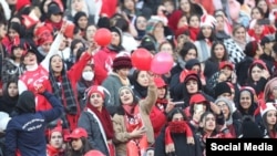 زنان هوادار تیم فوتبال «پرسپولیس» تهران در ورزشگاه