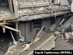 Наслідки російського обстрілу Слов'янська, 5 жовтня 2025 року. Дві бомби влучили у багатоповерхівку. Один КАБ влучив у стіну, інший пробив дах і зруйнував квартири.