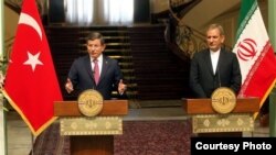 اسحاق جهانگیری، معاون اول رئیس جمهوری ایران و احمد داوداغلو، نخست‌وزیر ترکیه. در تهران