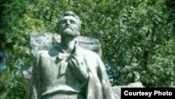 Հովհաննես Թումանյանի արձանը Դսեղում։