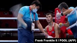 Серик Темиржанов слушает рекомендации тренеров в перерыве между раундами. Справа — главный тренер казахстанской сборной по боксу Галым Кенжебаев