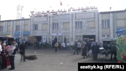 Ўн беш минг савдо шаҳобчасига эга бўлган Қорасув бозорида бугунги кунда харидорлар сони кескин камайган.