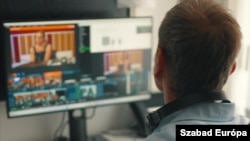 یکی از سردبیران بخش مجارستانی رادیو اروپای آزاد/رادیو آزادی در حال کار
