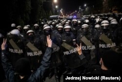 Поліція блокує вулицю біля дому Ярослава Качинського, Варшава, 23 жовтня 2020 року