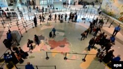 مسافران در حال عبور بازرسی امنیتی در فرودگاه دالاس تگزاس