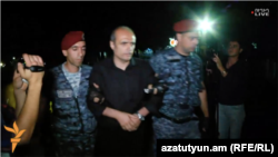 Полицейские подвергают приводу председателя гюмринского клуба журналистов «Аспарез» Левона Барсегяна, 27 июля 2016 г.․