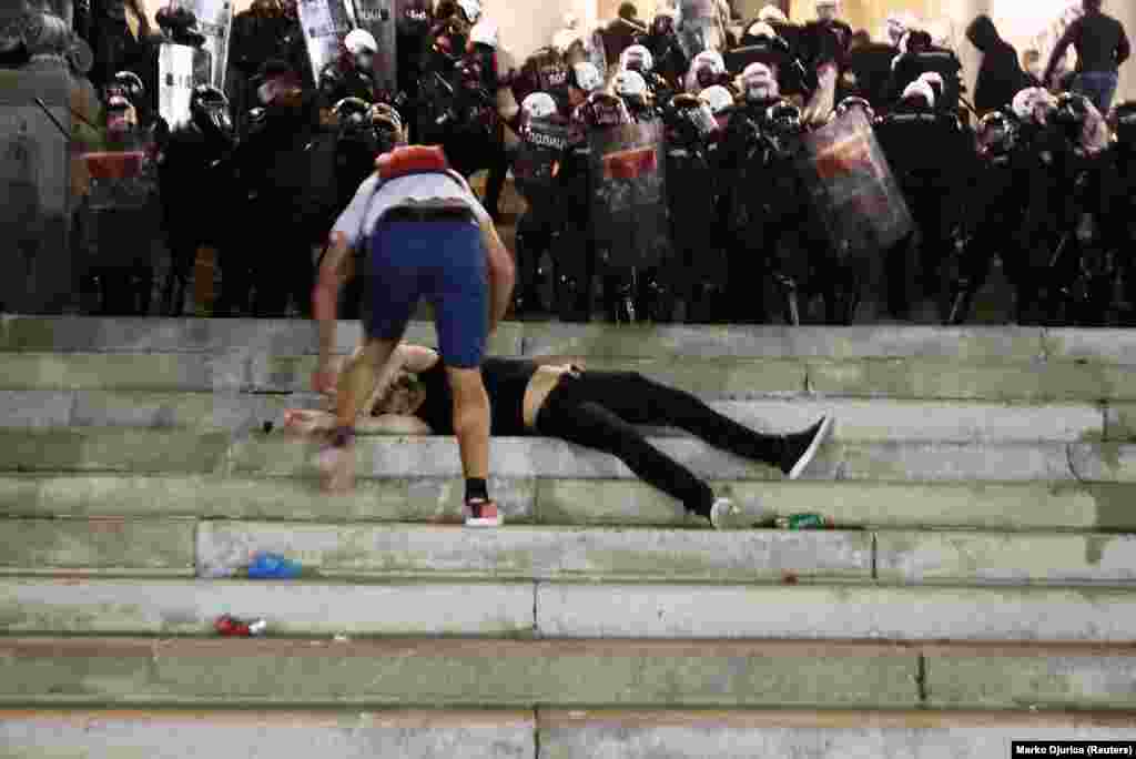 Директор поліції Володимир Ребич заявив, що у наслідок заворушень постраждали 43 поліцейських і 17 демонстрантів