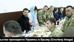 Volodımır Zelenskıy Kıyivdeki Qırım musulmanları diniy idaresinde iftar vaqtında, 2025 senesi saban ayınıñ 13-ü