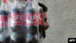 До сих пор "Кока-Колу" жители сектора Газа привозили из соседнего Египта, через пограничный пункт Рафах