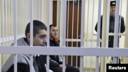 Іван Гапонаў (зьлева) і Арцём Брэўс на судовым паседжаньні