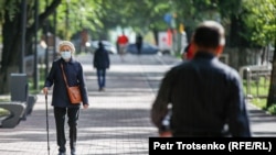 Казахстан. COVID-19. Пожилая женщина в защитной маске на одной из центральных улиц Алматы. 8 сентября 2020 года