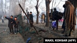 شهروندان کابل در صحنه انفجاری که نزدیک به یک هفته پیش در این شهر روی داد.