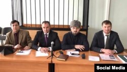 Укытучыларны яклаучы юристлар, сулдан: Сарытаудан Равил Тугушев, Руслан Нәгыев, Грозныйдан Сәед-Магомед Чапанов һәм Саранскидан Марат Әшимов