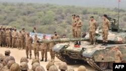 ژنرال سید عاصم منیر، فرمانده ارتش پاکستان، در حال گفت‌وگو با نیروهای ارتش بر روی یک تانک، در جریان رزمایش «ضربهٔ پتک»