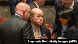 ՄԱԿ-ում ԱՄՆ դեսպան Նիքի Հեյլին խոսում է Չինաստանի դեսպան Լիու Ջիեի և Ռուսաստանի դեսպան Վասիլի Նեբենզյայի հետ Հյուսիսային Կորեայի հարցով ՄԱԿ-ի անվտանգության խորհրդից հետո, 4-ը սեպտեմբերի, 2017թ.
