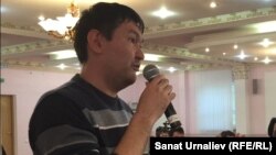 Гражданский активист Талгат Аян задаёт вопрос во время пресс-конференции в службе центральных коммуникаций. Атырау, 20 апреля 2016 года.