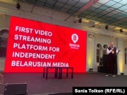 Беларусь журналисі, "Маланка Медиа" тәуелсіз басылымының жетекшісі Павел Маринич Unlock-2025 жиынында "Қуғында жүрген қоғамдық хабар тарату желісі" деп аталатын стартапын таныстырып тұр. Прага, 19 мамыр, 2025 жыл.