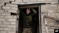 Військовослужбовець 24-ї ОМБр ЗСУ спостерігає за ситуацією на передовій поблизу Часового Яру, 7 лютого 2025 року