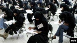 با توجه به ظرفيت اعلام شده دانشگاه هاى دولتى ۴۰ در صد از داوطلبان امسال در يكى از رشته هاى دانشگاهى پذيرفته خواهند شد.