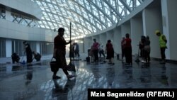 На завтрашнюю сессию в парламенте ждут гостей из Брюсселя и нескольких стран-членов ЕС. На заседание, скорее всего, не придет президент страны: в его пресс-службе сообщили, что глава государства до сих пор не получил официального приглашения в парламент