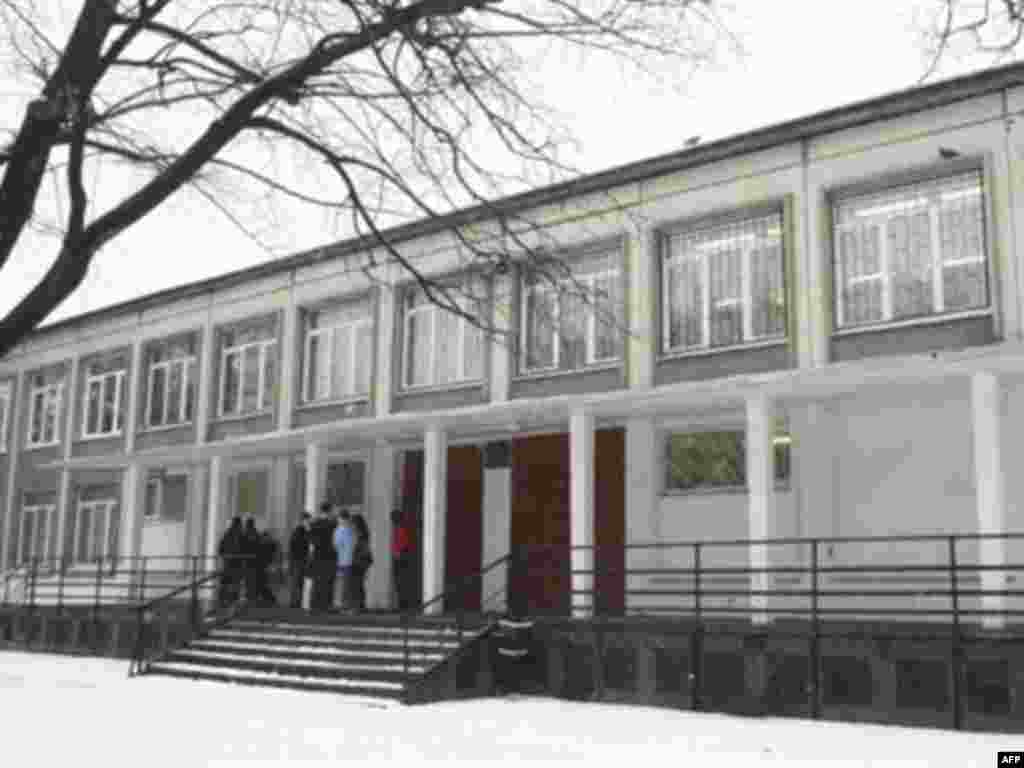 Купчиноның Медведев укыган N-301 мәктәбе укытучылары аны тырыш, белемгә омтылучан, уенга вакыты бик булмаган укучы буларак искә ала.