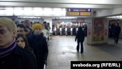 Людзі выходзяць з Кастрычніцкай станцыі