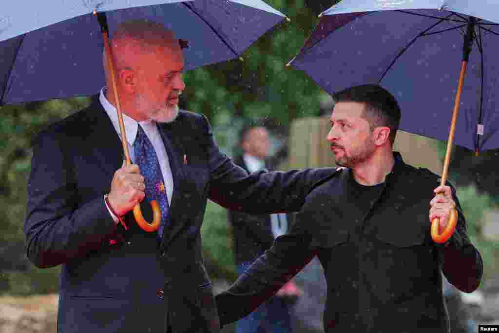 Албаниянын өкмөт башчысы Эди Рама Украинанын президенти Владимир Зеленскийди тосуп алды. 16-майда бул өлкөнүн борбор калаасы Тиранада европалык саясий коомчулуктун саммити өттү. Скандербег аянты.