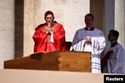 Kardinal Giovanni Batistta Re predvodi misu na sahrani pape Franje na Trgu svetog Petra u Vatikanu, 26. april 2025.