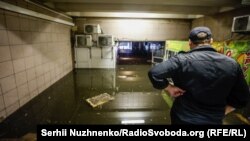 Минула дощова ніч шкоди не заподіяла, а от 19 липня злива підтопила в столиці дві станції метро