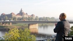 Президент Росії Путін під час прогулянки Дрезденом. Німеччина, 2006 рік. Сюди у 1985 році 33-річного офіцера КДБ Путіна направили працювати у I-му Головному управлінні радянського комітету державної безпеки у НДР.