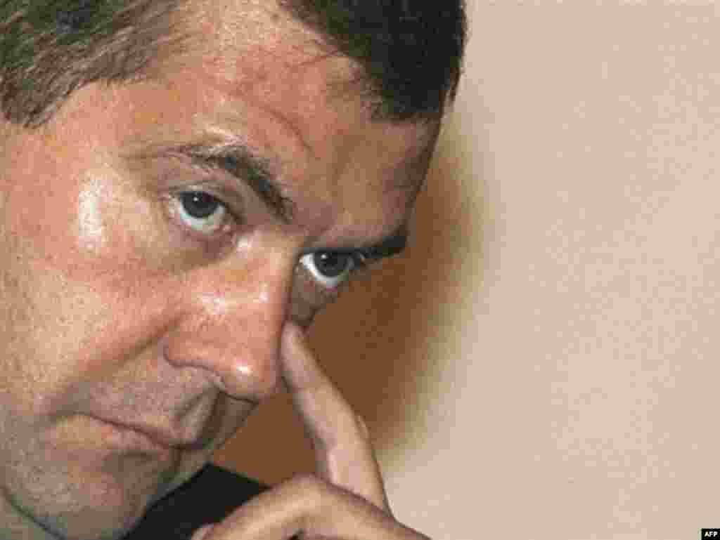 Купчинодан Медведев хәзерге Питербур Дәүләт Университетының юридик факультетына укырга китә. 1990 елда кандидатлык диссертациясен яклый һәм Рим хокукын укыта башлый. Шул ук факультетны тәмамлаган Путин белән таныша.