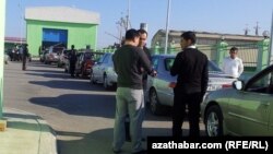 Aşgabadyň Polisiýanyň köçe-ýol hereketine gözegçilik gullugynyň awtoulaglaryň guratlygyny anyklaýyş merkezinde nobata duran awtoulag eýeleri.