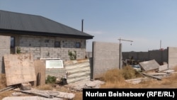 Көк-Жарда кашаалары тозулуп, дарбазасы тургузулган, пайдубалы куюлган бирок курулушу толук бүтө элек үйлөр да буздурулган.