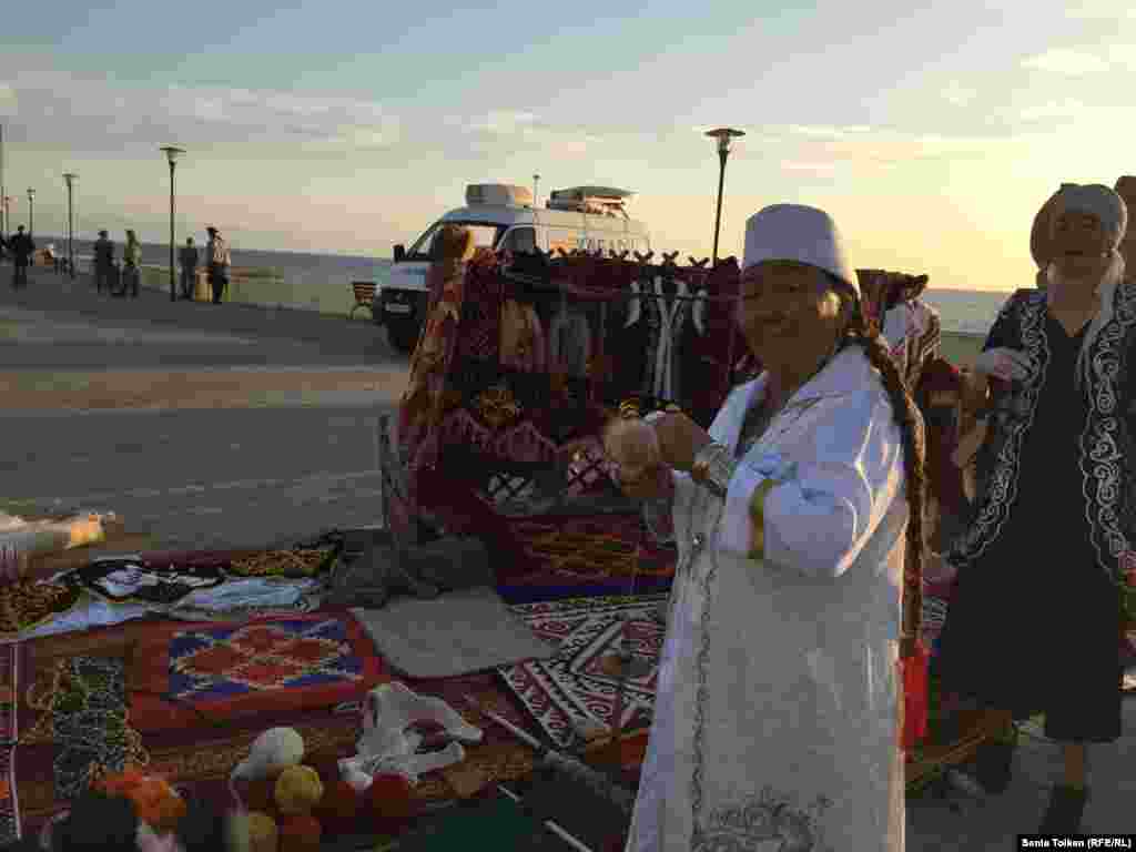 Мастерица из города Жанаозен Гульнар Жакиева показывает, как надо прясть веревку.&nbsp;