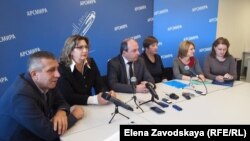 Поводом для проведения брифинга стали случаи гибели новорожденных и информация о наличии в родильном отделении инфекции