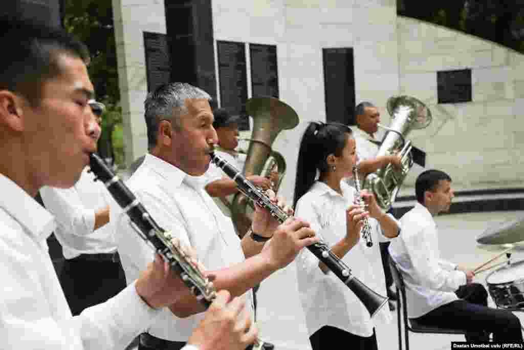 Адатта эгемендик майрамы Кыргызстандын бардык аймактарында массалык иш-чаралар менен өтчү.