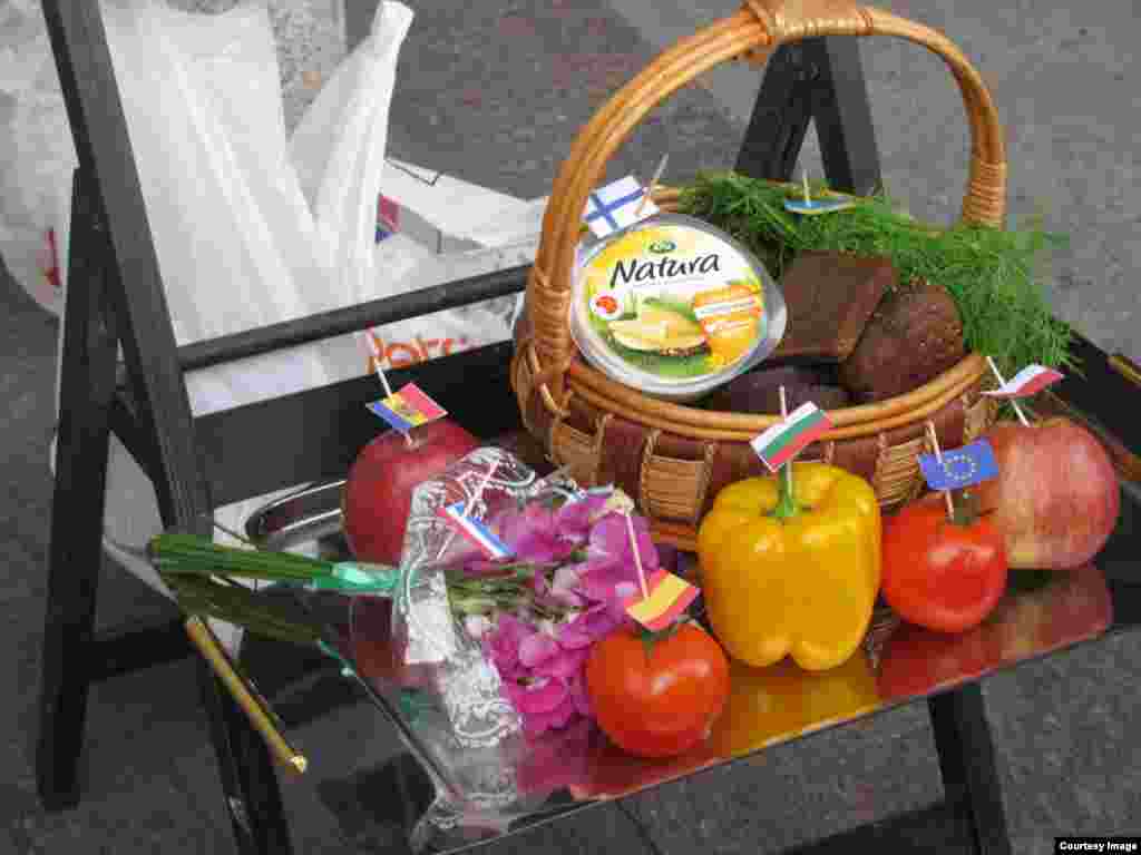 Участники пикета в Петербурге установили на Невском бульваре импровизированный столик, на котором &ndash; испанские помидоры, украинские яблоки, финский сыр, цветы из Голландии.&nbsp;