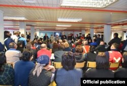 Министрлер кабинетинин төрагасы Улукбек Марипов “Кумтөр Голд Компани” ишканасынын жамаатына убактылуу тышкы башкаруучусу Тенгиз Бөлтүрүктү тааныштырып жатат. 2021-жыл, 17-май.