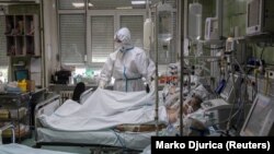 Йдеться про сайти InfoRos.ru, Infobrics.org і OneWorld.press, де між кінцем травня і початком липня були опубліковані більш ніж 150 статей, в яких пропагуються конспірологічні теорії