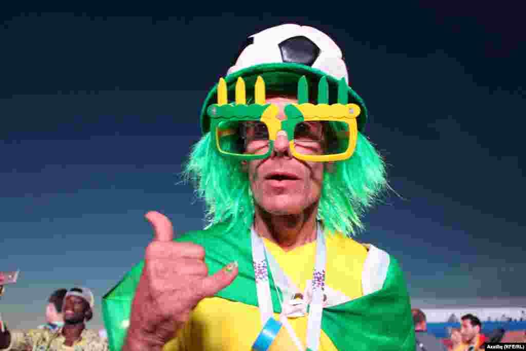 Тырнакларына кадәр Бразилия байрагына буялган Бразилия җанатары