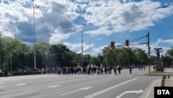 Протестиращи срещу приемането на еврото в България блокират пл. Орлов мост в неделя следобед.