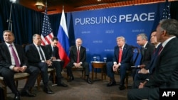 Президент США Дональд Трамп та президент Росії Володимир Путін зустрічаються разом із делегаціями під час саміту США та Росії щодо України в Анкориджі, Аляска