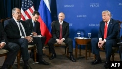 Сергій Лавров, Володимир Путін (з перекладачем) та Дональд Трамп 