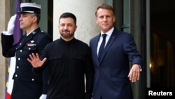 Францыя праводзіць саміт «Кааліцыі ахвочых» у падтрымку Ўкраіны
Прэзыдэнт Францыі Эманюэль Макрон вітае прэзыдэнта Ўкраіны Ўладзіміра Зяленскага. Парыж, 4 верасьня 2025