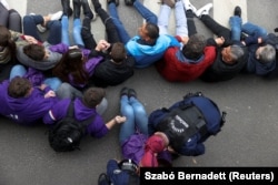 Протестиращи блокират входа на паркинга на парламента, 14 април 2025 г.