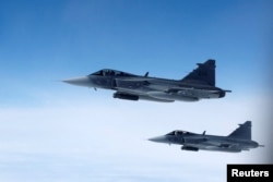 Швэдзкія зьнішчальнікі Gripen на вучэньнях у ліпені 2023 году