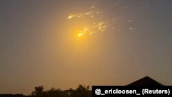 Уламки, що летять по небу після вибуху космічного корабля SpaceX Starship, у Біг-Семпсон-Кей, Багамські Острови, 6 березня 2025 року