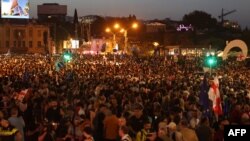 Демонстранти на мітингу проти суперечливого законопроєкту про «іноземний вплив», який, за попередженнями Брюсселя, підірве європейські прагнення Грузії, Тбілісі, 28 квітня 2024 року